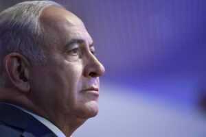 Netanyahu sob pressão: Desafios de política interna e externa